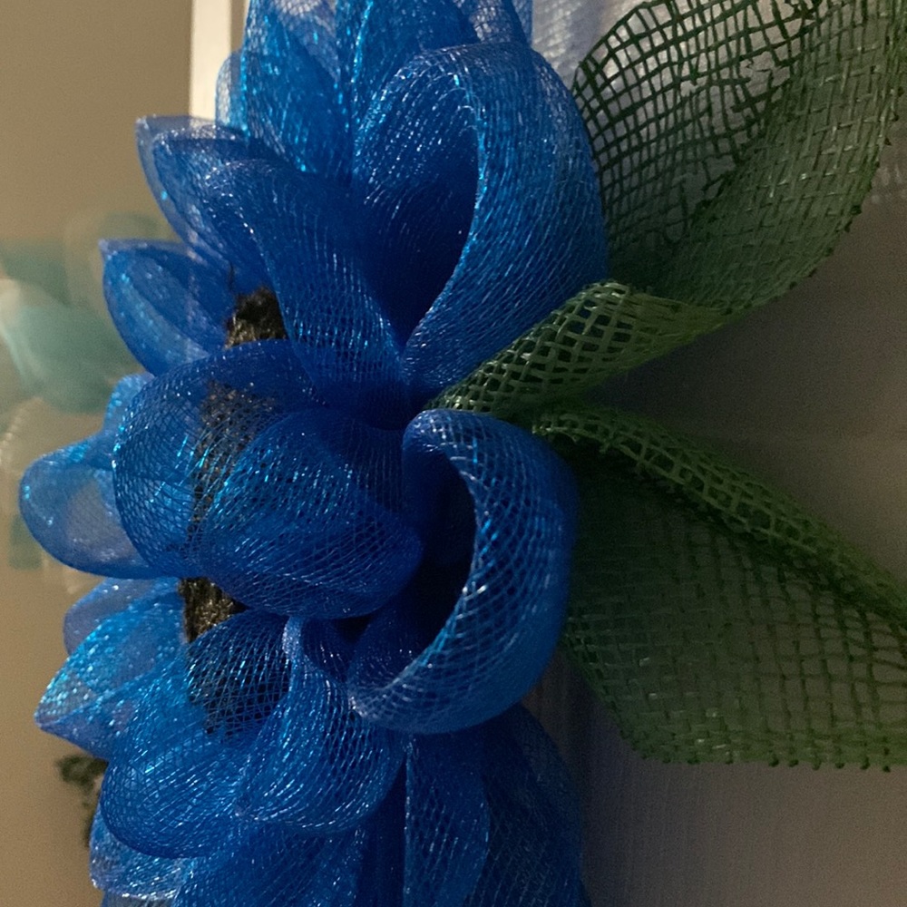 A beautiful blue mesh winter flower wreath. - Picture 6 of 7